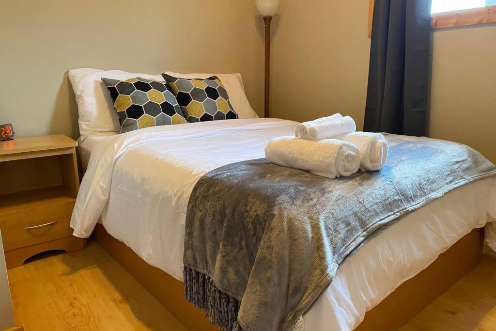 Gudjonson Getaway - 2 Bed 2 Bath Cabin 골든 외부 사진